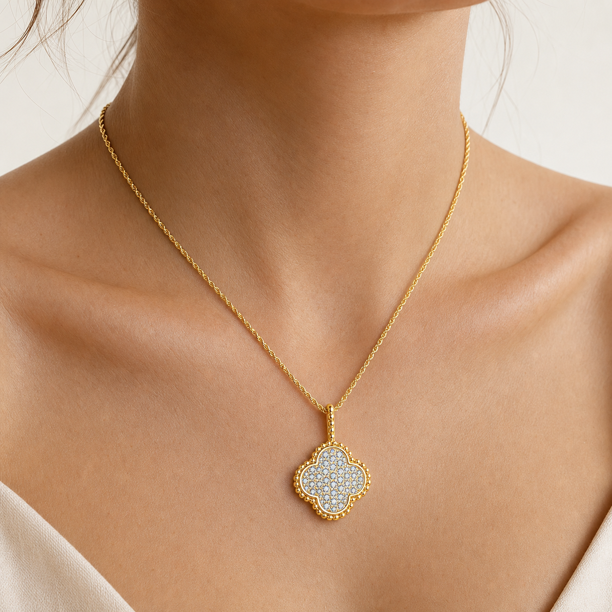 Collier Clémence — Trèfle de moissanites
