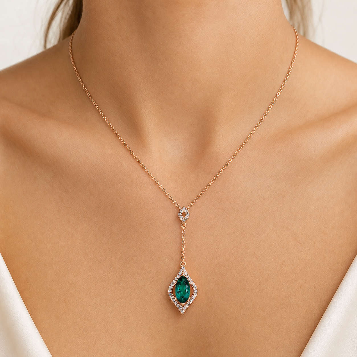 Collier Palatine — Moissanite & émeraude de laboratoire
