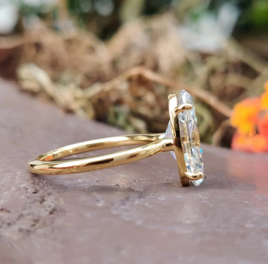 Séraphine Ring — 4-carat Oval Moissanite