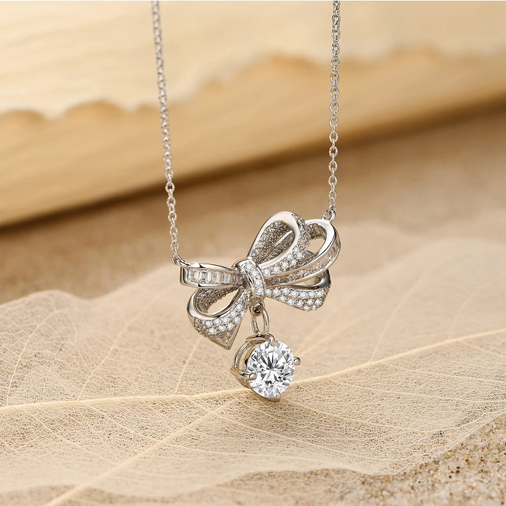 Collier Odette — Nœud & solitaire moissanite 2 carats
