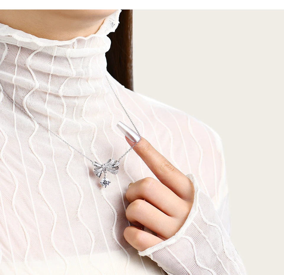 Collier Odette — Nœud & solitaire moissanite 2 carats